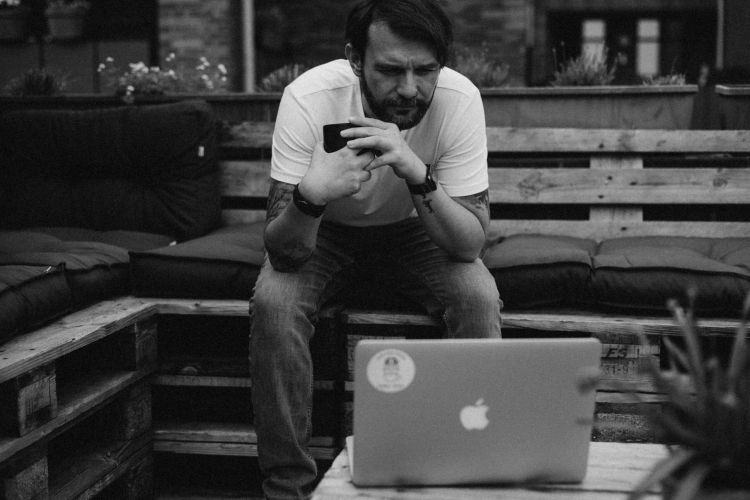 Foto von Christian Holmok vor Laptop